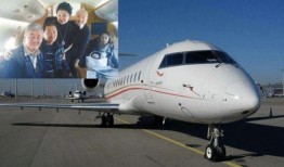 在飞机上吃瓜,瓜果飘香，云端共享美味