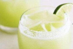 开始吃蜜瓜,甜蜜滋味尽在口中