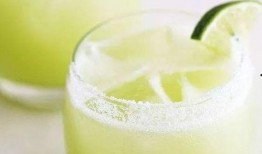 开始吃蜜瓜,甜蜜滋味尽在口中