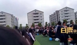 情侣学校操场吃瓜,情侣操场共享甜蜜瓜果时光