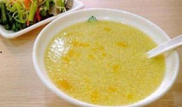 早上吃哈密瓜和小米粥,营养早餐新选择