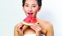 美女纳凉吃瓜图片大全