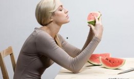 美女纳凉吃瓜图片大全