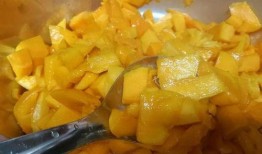 开始吃蜜瓜,甜蜜滋味尽在口中