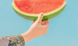 照片油画棒头像吃瓜,一幅吃瓜群众的头像故事