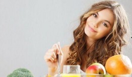 金色传说女人吃瓜图片