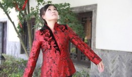 唐装吃瓜少女图,尽显古典与现代交融之美